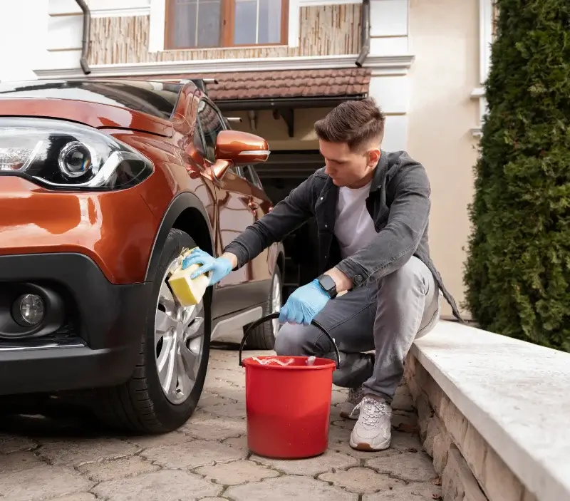 Lavage auto à domicile La Pellerine : professionnel intervenant sur un véhicule